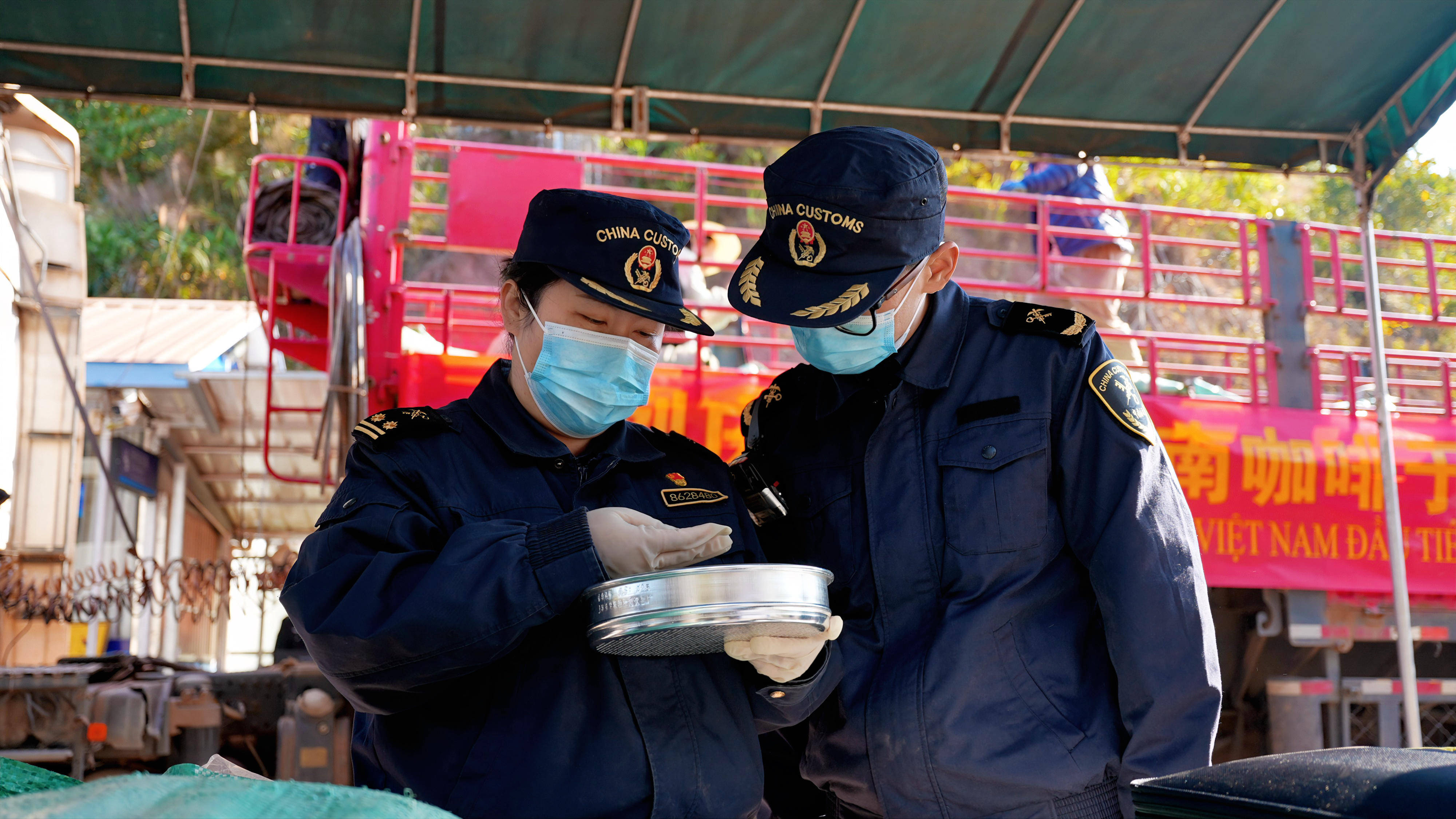 经中国龙富—越南阿巴寨通道顺利通关进口ag真人平台第一游戏首单越南咖啡生豆(图2) 经中国龙富—越南阿巴寨通道顺利通关进口ag真人平台第一游戏首单越南咖啡生豆(图2)