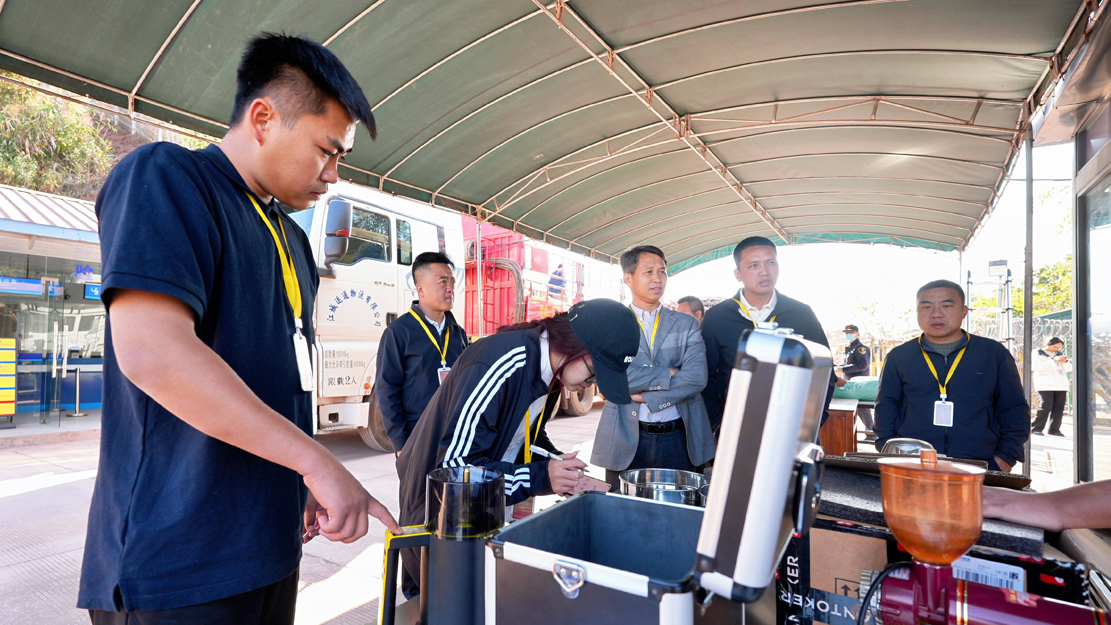 经中国龙富—越南阿巴寨通道顺利通关进口ag真人平台第一游戏首单越南咖啡生豆(图3) 经中国龙富—越南阿巴寨通道顺利通关进口ag真人平台第一游戏首单越南咖啡生豆(图3)